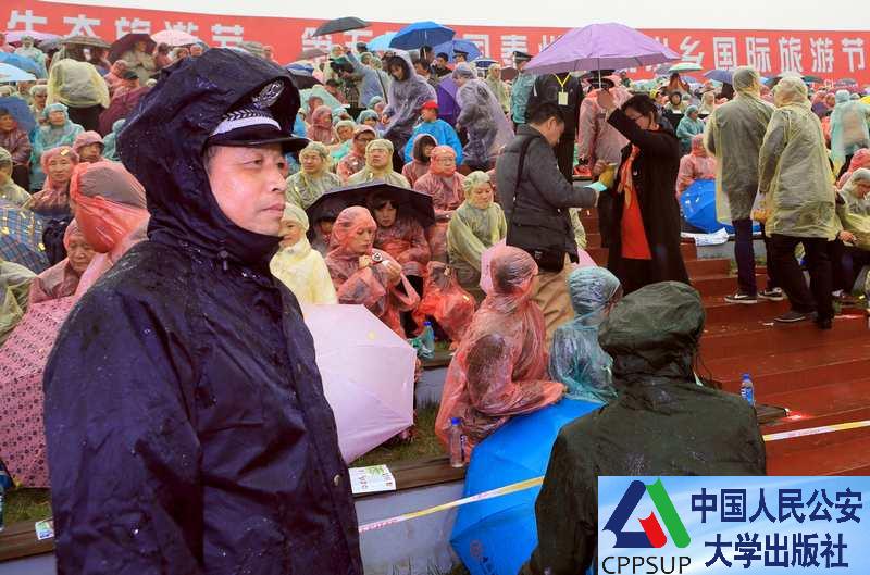 按住Ctrl键+鼠标滚轮缩放