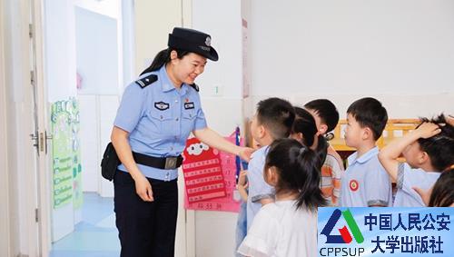 按住Ctrl键+鼠标滚轮缩放