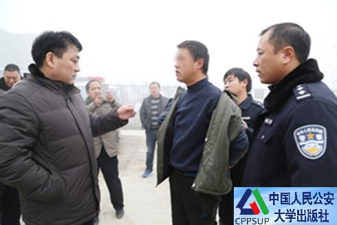 按住Ctrl键+鼠标滚轮缩放