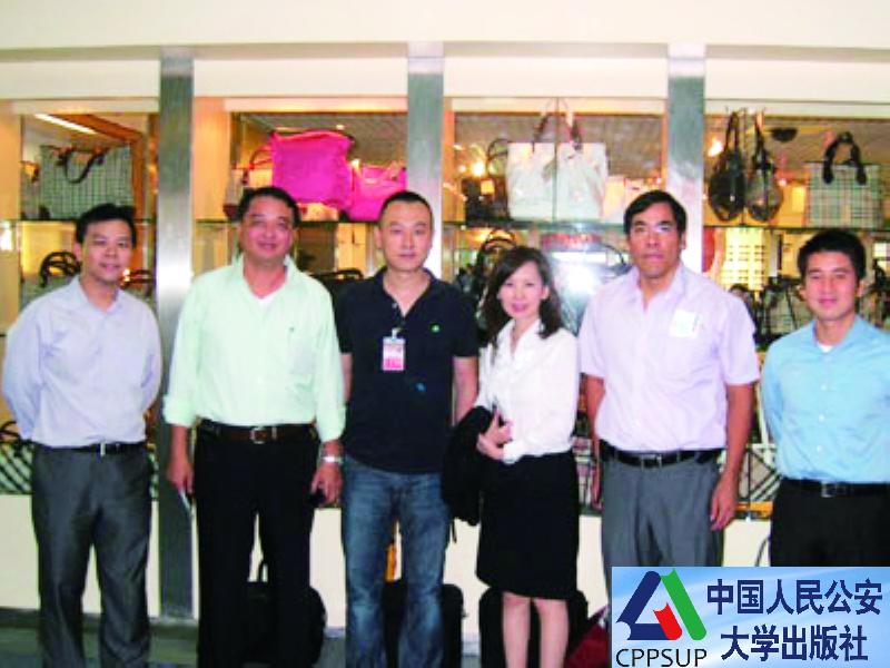 按住Ctrl键+鼠标滚轮缩放