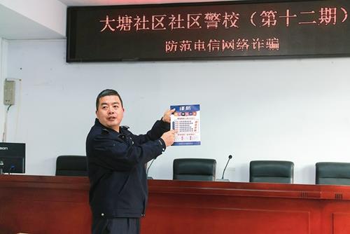 按住Ctrl键+鼠标滚轮缩放