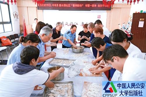 按住Ctrl键+鼠标滚轮缩放