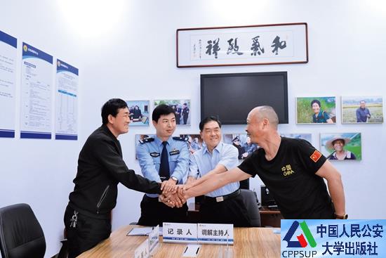 按住Ctrl键+鼠标滚轮缩放