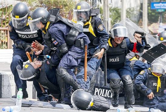 按住Ctrl键+鼠标滚轮缩放