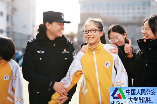 按住Ctrl键+鼠标滚轮缩放