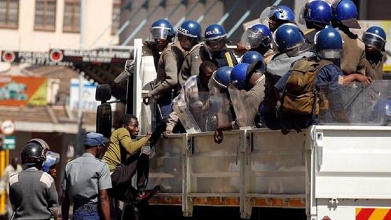 按住Ctrl键+鼠标滚轮缩放