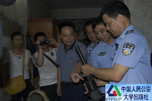 按住Ctrl键+鼠标滚轮缩放