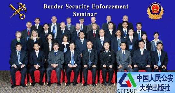 按住Ctrl键+鼠标滚轮缩放