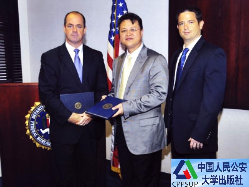 按住Ctrl键+鼠标滚轮缩放