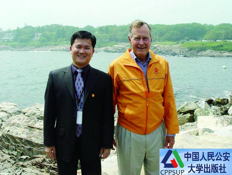 按住Ctrl键+鼠标滚轮缩放