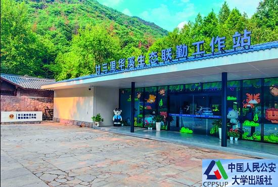 按住Ctrl键+鼠标滚轮缩放