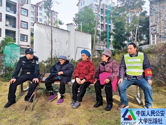 按住Ctrl键+鼠标滚轮缩放