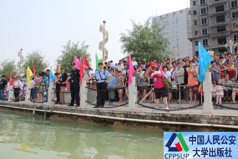 按住Ctrl键+鼠标滚轮缩放