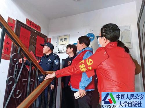 按住Ctrl键+鼠标滚轮缩放