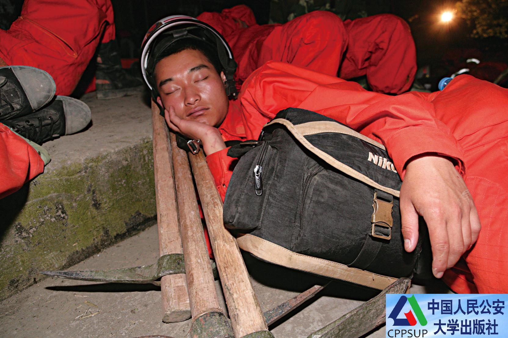 按住Ctrl键+鼠标滚轮缩放