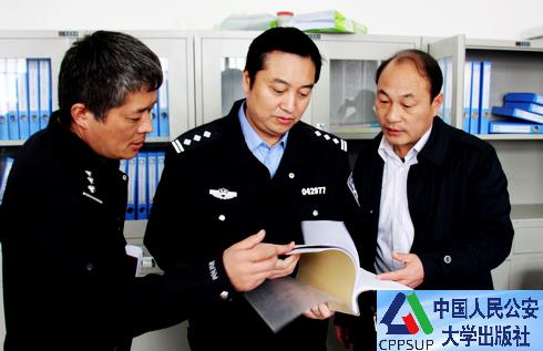 按住Ctrl键+鼠标滚轮缩放