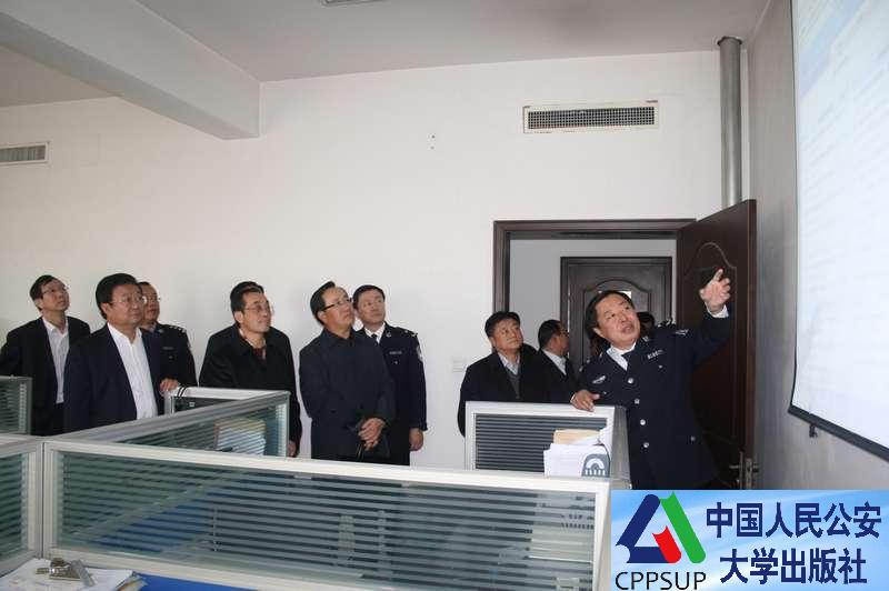 按住Ctrl键+鼠标滚轮缩放