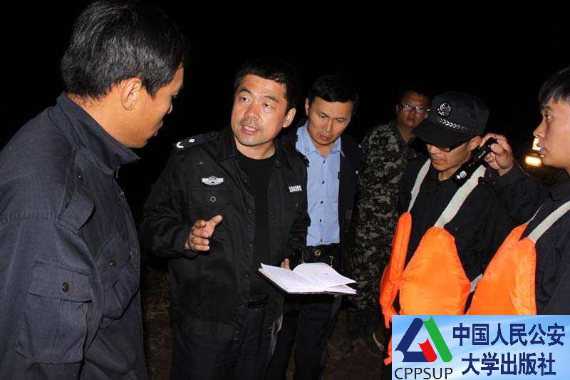 按住Ctrl键+鼠标滚轮缩放