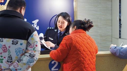 按住Ctrl键+鼠标滚轮缩放