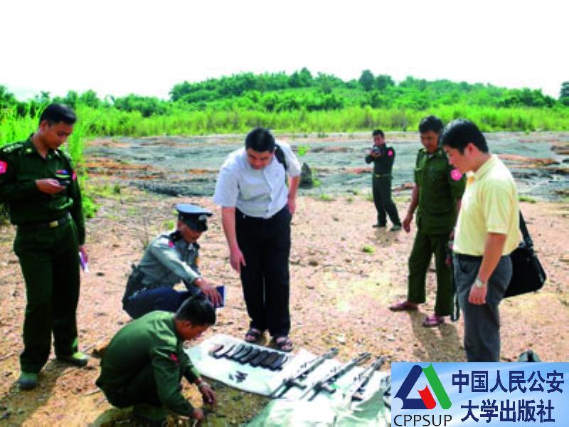 按住Ctrl键+鼠标滚轮缩放